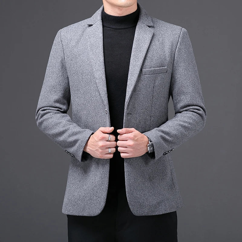 Blazer Masculino Luzzano LN188 com corte ajustado, lapela estruturada e tecido leve. Sofisticação e conforto para diversas ocasiões.