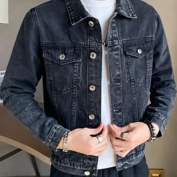 Jaqueta Jeans Masculina com Botões Bianchino BC160 - Produzida em jeans premium, com fechamento em botões e acabamento refinado. Elegância e versatilidade para o dia a dia.