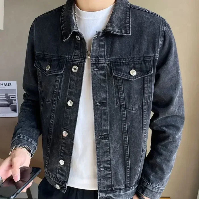Jaqueta Jeans Masculina com Botões Bianchino BC160 - Produzida em jeans premium, com fechamento em botões e acabamento refinado. Elegância e versatilidade para o dia a dia.