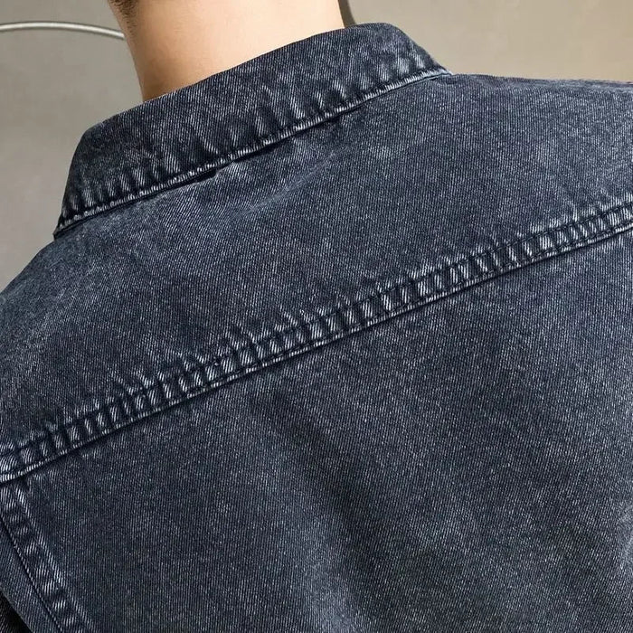 Jaqueta Jeans Masculina com Botões Bianchino BC160 - Produzida em jeans premium, com fechamento em botões e acabamento refinado. Elegância e versatilidade para o dia a dia.