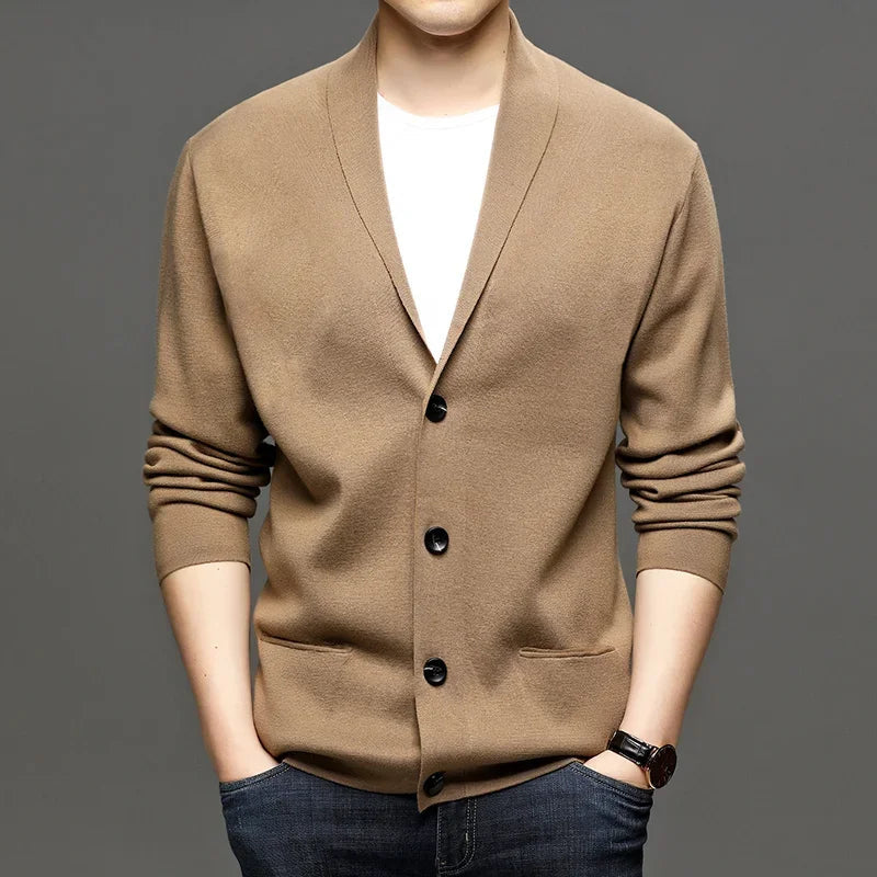 Suéter Masculino em Lã Bianchino BC185 - Modelo Ajustado com Gola V Clássica. Tecido Premium para Máximo Conforto e Sofisticação.