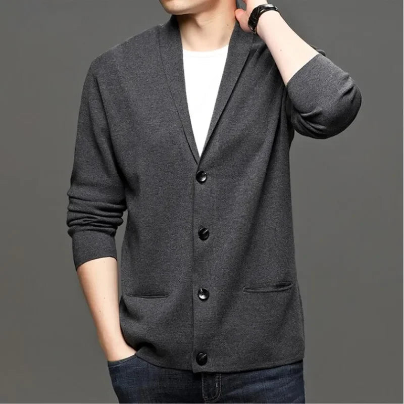 Suéter Masculino em Lã Bianchino BC185 - Modelo Ajustado com Gola V Clássica. Tecido Premium para Máximo Conforto e Sofisticação.