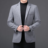 Blazer Masculino Luzzano LN188 com corte ajustado, lapela estruturada e tecido leve. Sofisticação e conforto para diversas ocasiões.