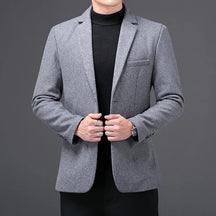 Blazer Masculino Luzzano LN188 com corte ajustado, lapela estruturada e tecido leve. Sofisticação e conforto para diversas ocasiões.