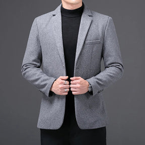 Blazer Masculino Luzzano LN188 com corte ajustado, lapela estruturada e tecido leve. Sofisticação e conforto para diversas ocasiões.