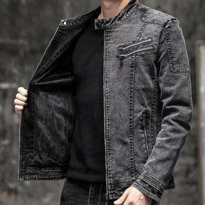 Jaqueta Jeans Masculina Bianchino BC162 - Design clássico em jeans premium, acabamento refinado e fechamento por botões para um visual sofisticado e versátil.







