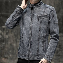 Jaqueta Jeans Masculina Bianchino BC162 - Design clássico em jeans premium, acabamento refinado e fechamento por botões para um visual sofisticado e versátil.







