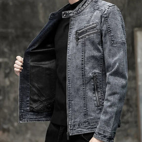 Jaqueta Jeans Masculina Bianchino BC162 - Design clássico em jeans premium, acabamento refinado e fechamento por botões para um visual sofisticado e versátil.







