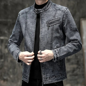Jaqueta Jeans Masculina Bianchino BC162 - Design clássico em jeans premium, acabamento refinado e fechamento por botões para um visual sofisticado e versátil.







