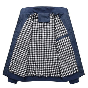 Jaqueta Masculina Bianchino BC124 - Poliéster resistente, forro xadrez e caimento elegante para um visual sofisticado.







