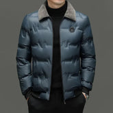Jaqueta Masculina Bianchino BC129 - Design moderno com enchimento em algodão e fechamento em zíper.








