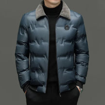 Jaqueta Masculina Bianchino BC129 - Design moderno com enchimento em algodão e fechamento em zíper.







