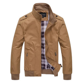 Jaqueta Masculina em Algodão Bianchino BC109 - Algodão premium, modelagem sofisticada e fechamento em zíper.







