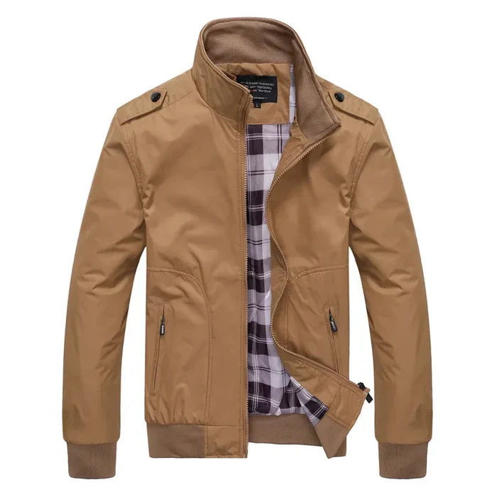 Jaqueta Masculina em Algodão Bianchino BC109 - Algodão premium, modelagem sofisticada e fechamento em zíper.







