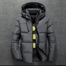Jaqueta Masculina Puffer Bianchino BC161 - Confeccionada em poliéster resistente, com forro acolchoado e fechamento em zíper. Elegância e conforto para os dias frios.







