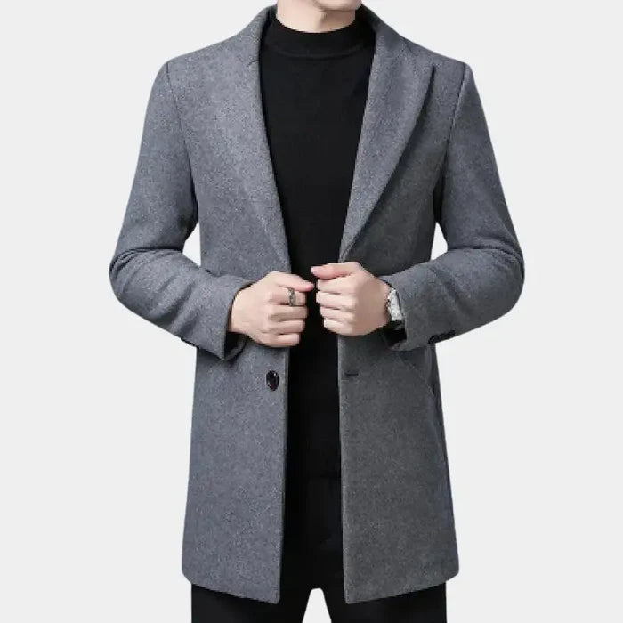 Sobretudo Masculino em Lã Bianchino BC239 - Design sofisticado com lã e algodão, forro acolchoado e fechamento em 2 botões para proteção e estilo impecável.