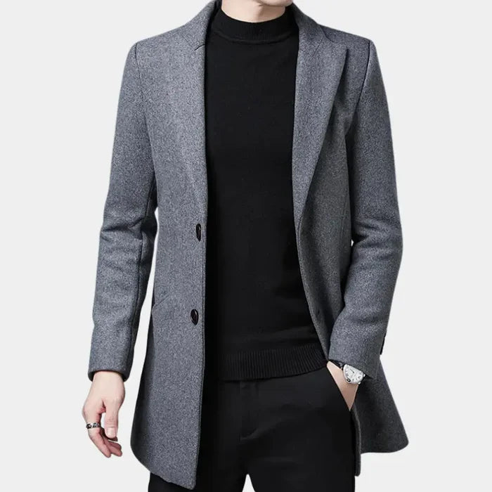 Sobretudo Masculino em Lã Bianchino BC239 - Design sofisticado com lã e algodão, forro acolchoado e fechamento em 2 botões para proteção e estilo impecável.