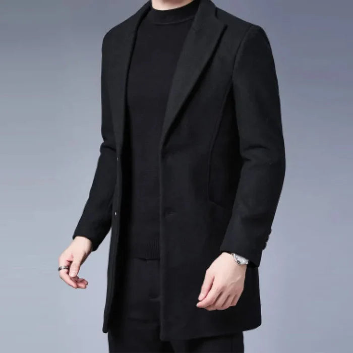 Sobretudo Masculino em Lã Bianchino BC239 - Design sofisticado com lã e algodão, forro acolchoado e fechamento em 2 botões para proteção e estilo impecável.
