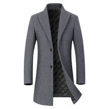 Sobretudo Masculino em Lã Bianchino BC239 - Design sofisticado com lã e algodão, forro acolchoado e fechamento em 2 botões para proteção e estilo impecável.